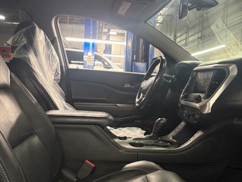 Used 2019 GMC Acadia SLT image 2