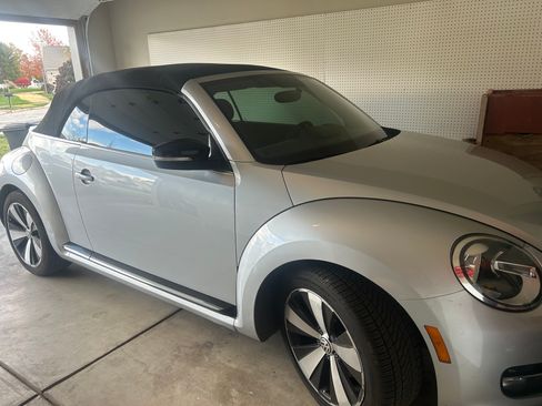 Used 2013 Volkswagen Beetle 2.0T image 2