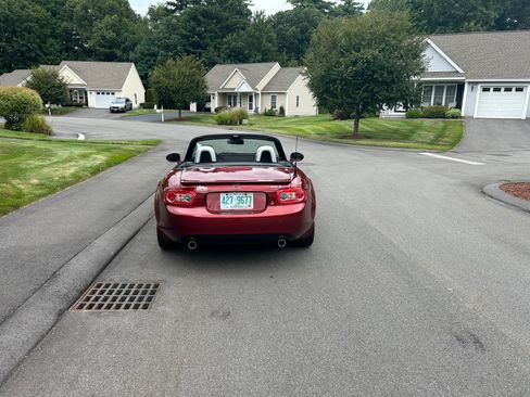 Used 2010 MAZDA MX-5 Miata Sport w/ Convenience Pkg RWD image 11