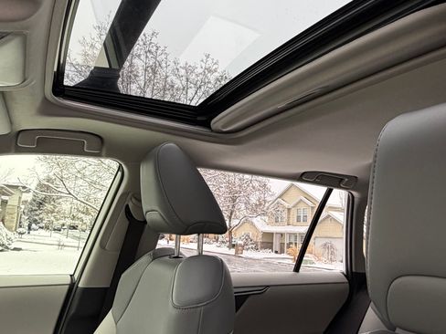 Used 2022 Toyota RAV4 XLE Premium image 14