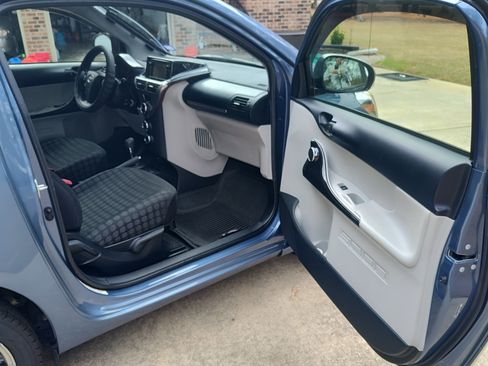 Used 2014 Scion iQ image 9