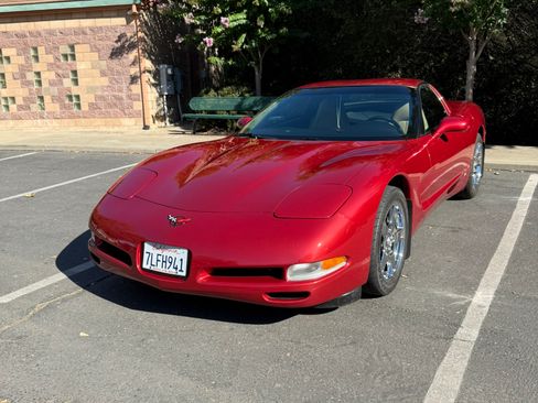 Used 1998 Chevrolet Corvette Coupe RWD image 1