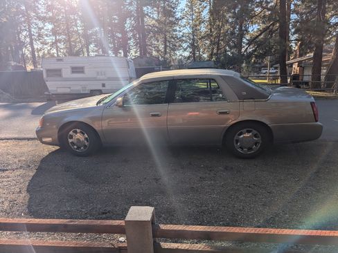 Used 2000 Cadillac De Ville Sedan w/ Comfort/Convenience Pkg image 2