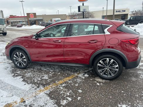 Used 2018 INFINITI QX30 Premium image 2