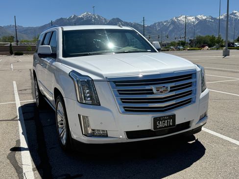 Used 2018 Cadillac Escalade Platinum AWD/4WD image 2
