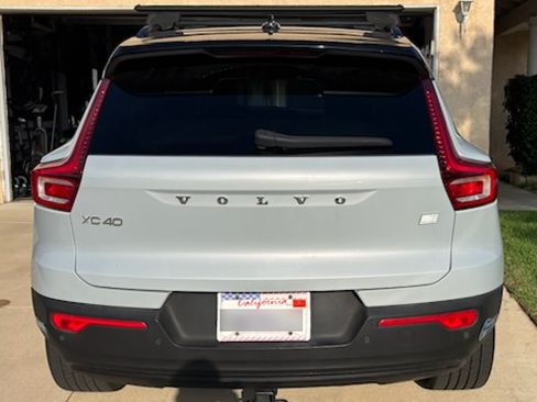 Used 2021 Volvo XC40 P8 Recharge image 2