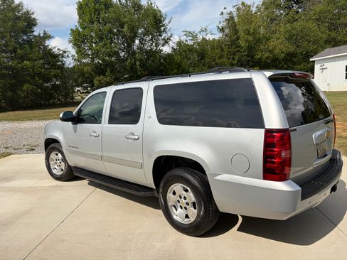 Used 2014 Chevrolet Suburban LT RWD image 4