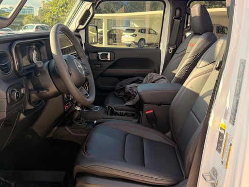 Used 2025 Jeep Wrangler Unlimited Rubicon image 12