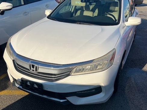 Used 2017 Honda Accord Touring image 2