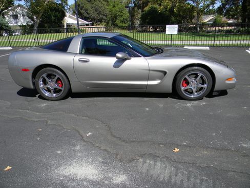 Used 2000 Chevrolet Corvette Coupe w/ Performance Handling Pkg image 2
