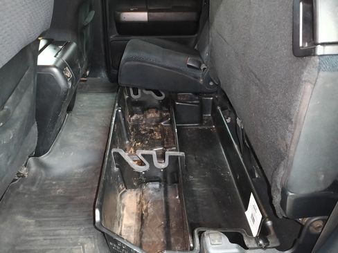 Used 2010 Toyota Tundra 4x4 Double Cab w/ SR5 Pkg image 26