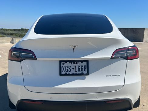 Used 2021 Tesla Model Y Long Range image 9