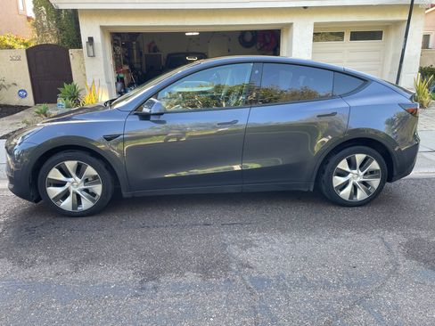 Used 2023 Tesla Model Y Long Range AWD/4WD image 1