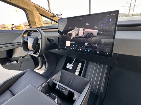 Used 2025 Tesla Cybertruck AWD Crew Cab image 9
