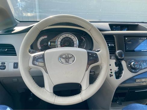 Used 2012 Toyota Sienna SE image 4