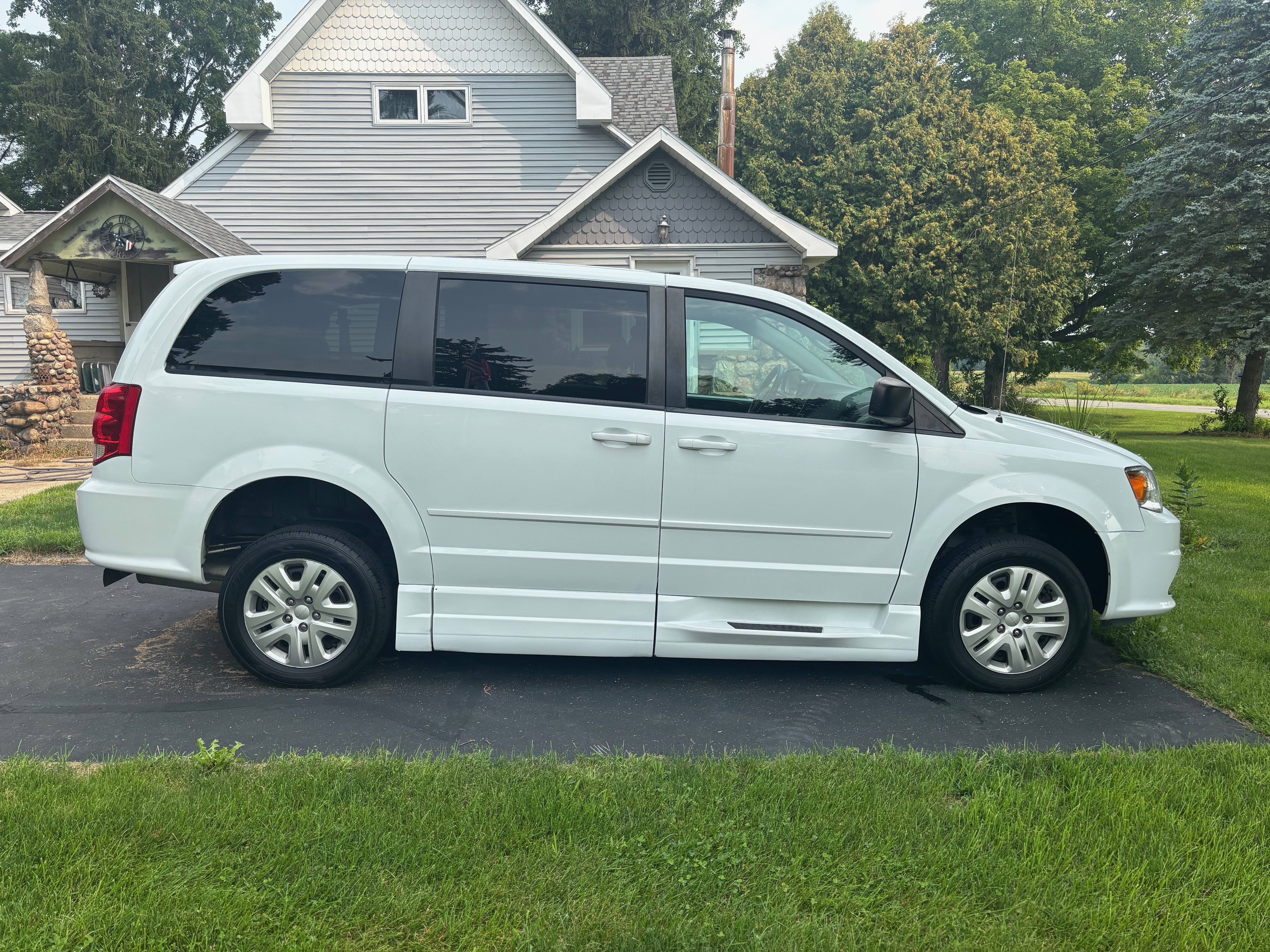 Used 2017 Dodge Grand Caravan SE w/ Power Window Group FWD image 4
