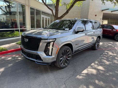 Used 2025 Cadillac Escalade ESV V image 1