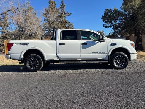Used 2019 Nissan Titan PRO-4X w/ Pro-4x Convenience Package image 11