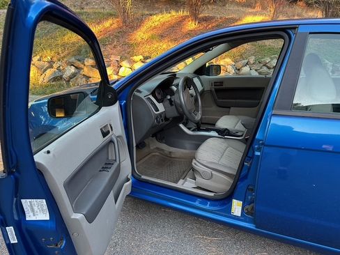 Used 2010 Ford Focus SE image 16