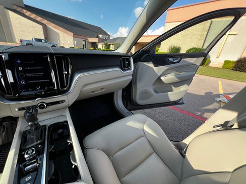 Used 2018 Volvo XC60 T5 Momentum w/ Convenience Package image 10