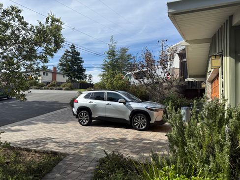 Used 2022 Toyota Corolla Cross XLE w/ Black Badges Package (TMS) image 1