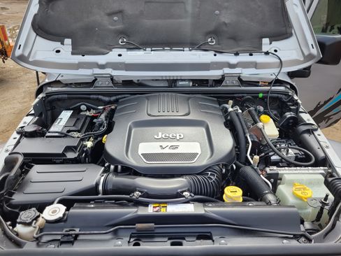 Used 2016 Jeep Wrangler Unlimited Sahara w/ Connectivity Group image 14