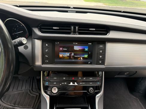 Used 2016 Jaguar XF Prestige RWD image 15