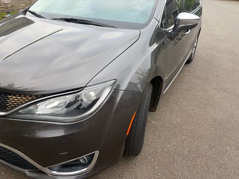 Used 2018 Chrysler Pacifica Limited FWD image 2