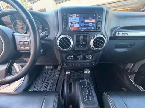 Used 2012 Jeep Wrangler Unlimited Rubicon image 8