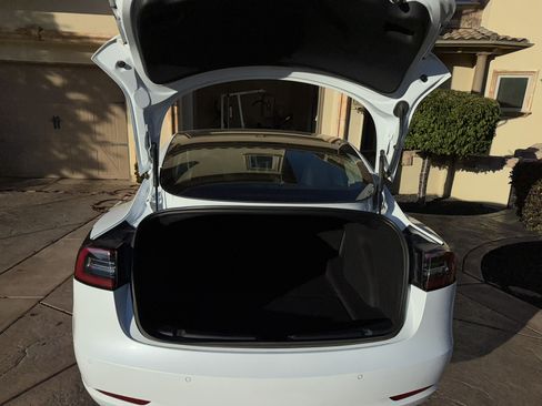 Used 2018 Tesla Model 3 Long Range image 4