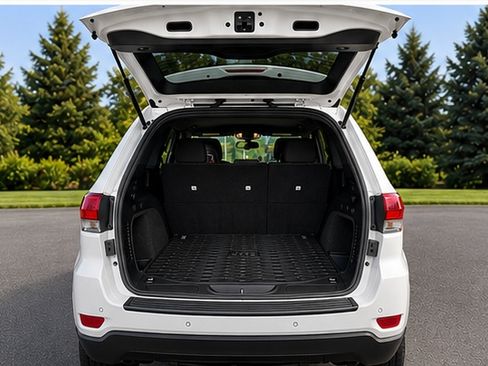 Used 2018 Jeep Grand Cherokee Laredo AWD/4WD image 9