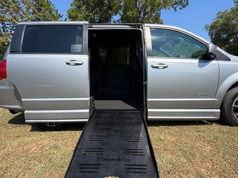 Used 2019 Dodge Grand Caravan SXT w/ Blacktop Package FWD image 11