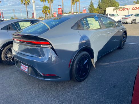 Used 2025 Toyota Prius XLE image 6