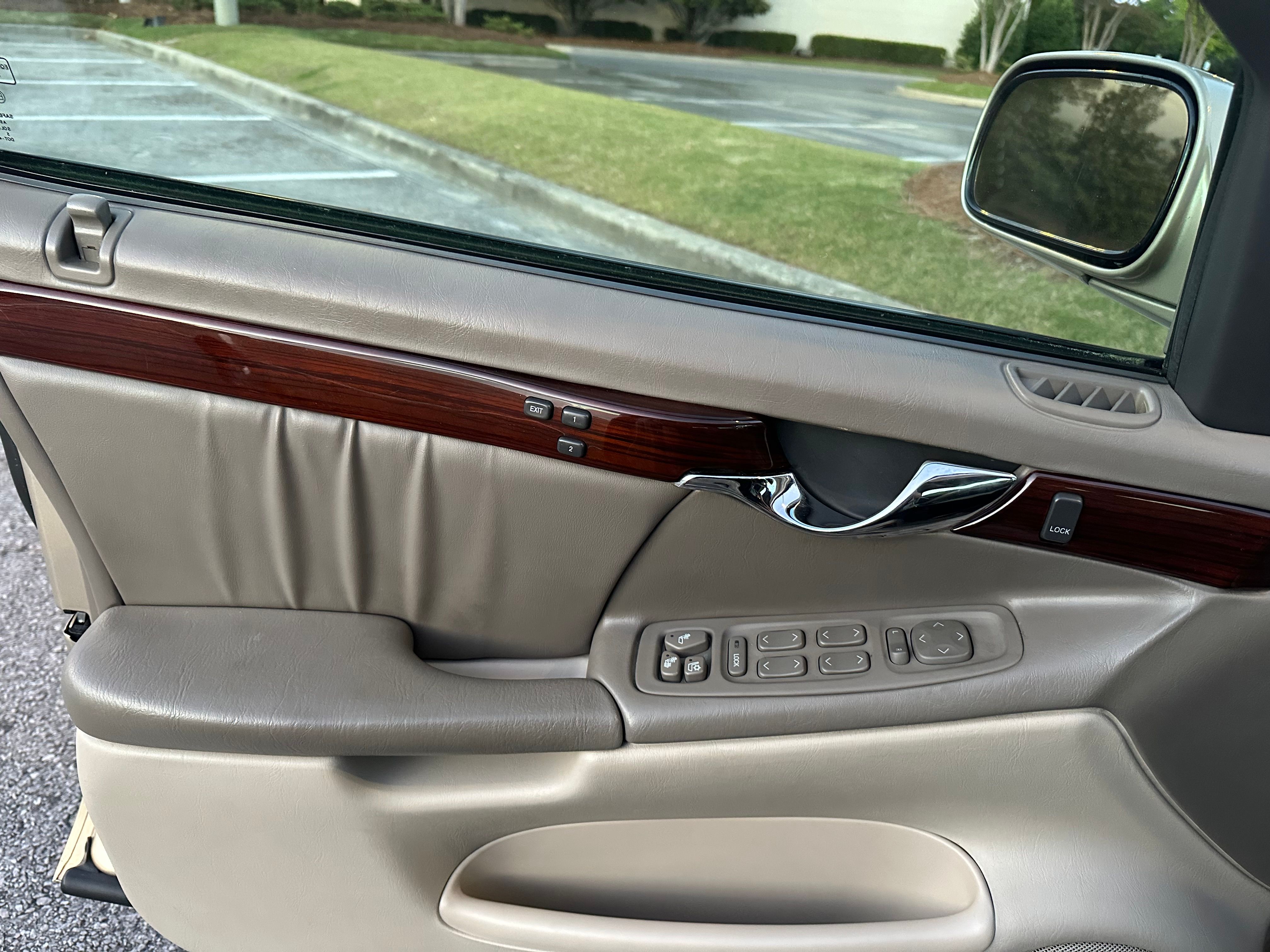 Used 2005 Cadillac De Ville w/ Limited Edition Package FWD image 4