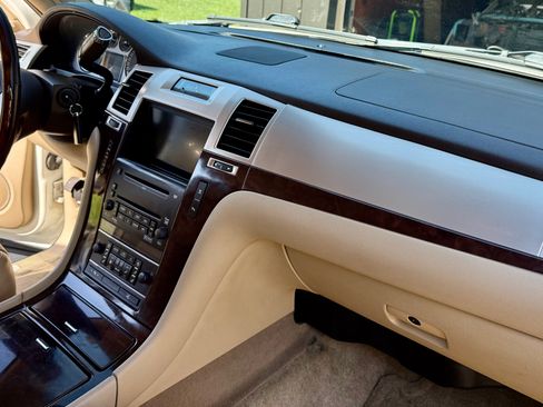 Used 2009 Cadillac Escalade AWD image 30