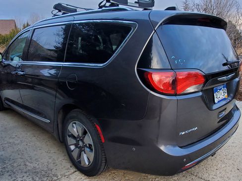 Used 2018 Chrysler Pacifica Limited w/ Advanced Safetytec Group image 2