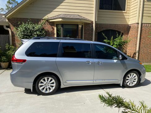 Used 2014 Toyota Sienna Limited w/ Limited Premium Package FWD image 2