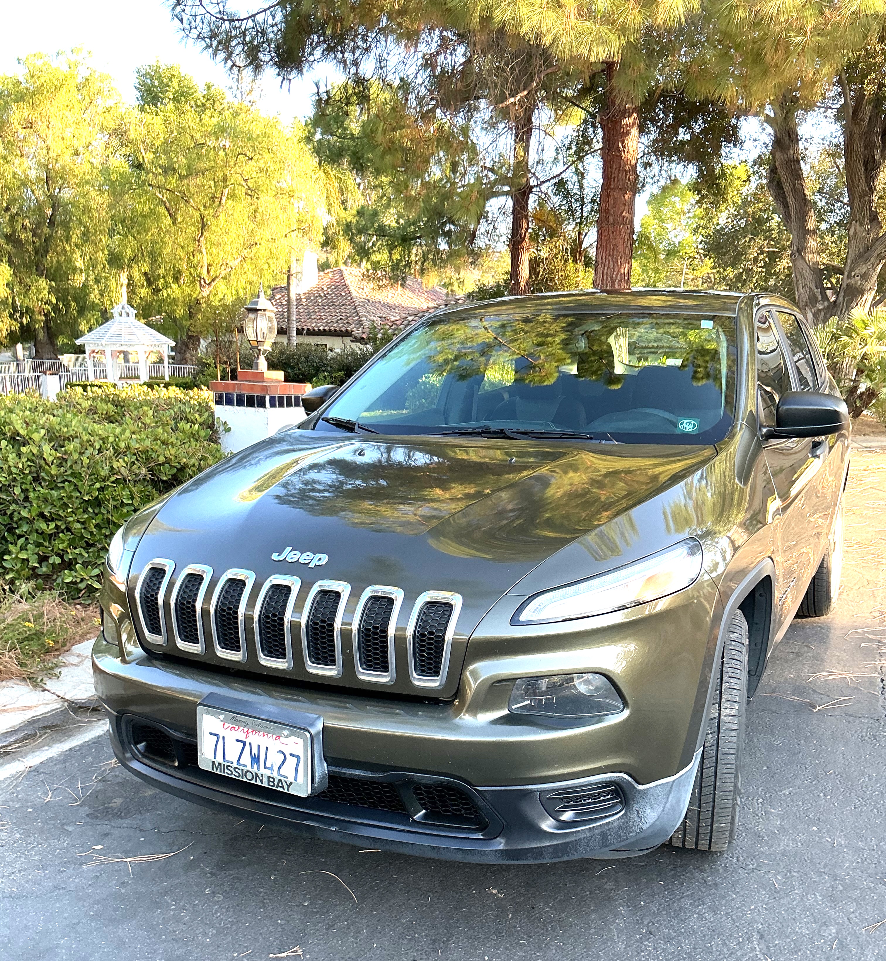 Used 2015 Jeep Cherokee Sport FWD image 1