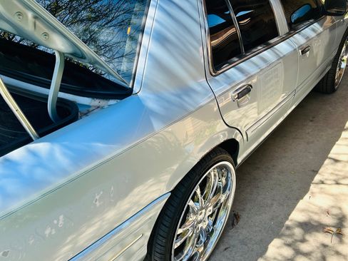 Used 2004 Ford Crown Victoria LX image 2