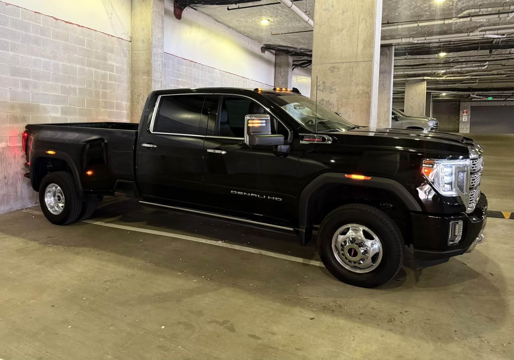 Used 2023 GMC Sierra 3500 Denali w/ Denali Ultimate Package AWD/4WD image 2