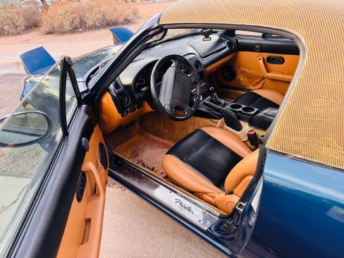 Used 1996 MAZDA MX-5 Miata RWD image 8