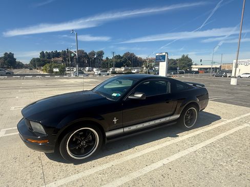Used 2006 Ford Mustang Premium RWD image 1