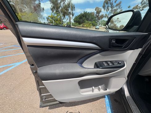 Used 2017 Toyota Highlander LE w/ Carpet Mat Package AWD/4WD image 31