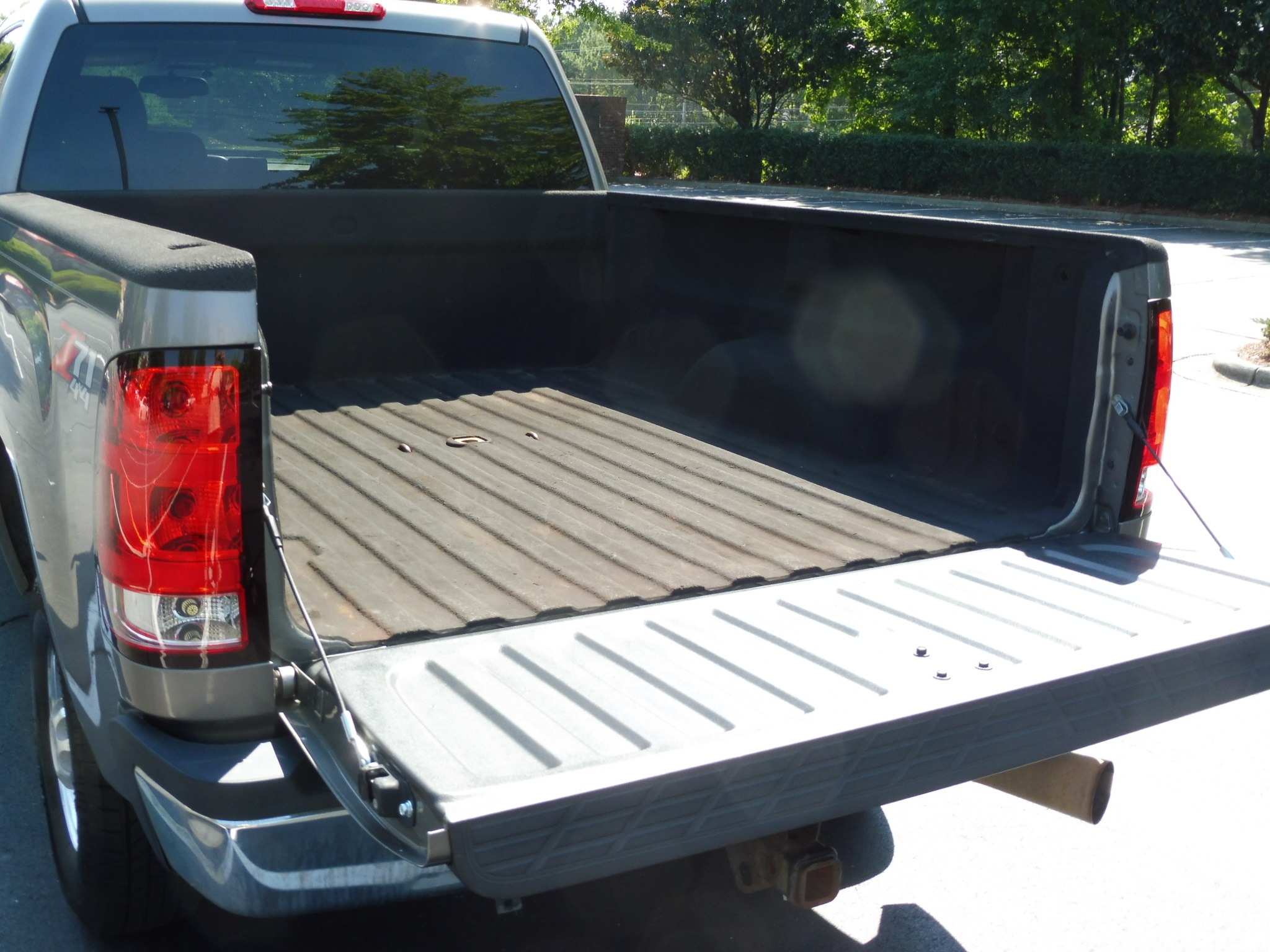 Used 2008 GMC Sierra 2500 SLE w/ Z71 Off-Road Package AWD/4WD image 18