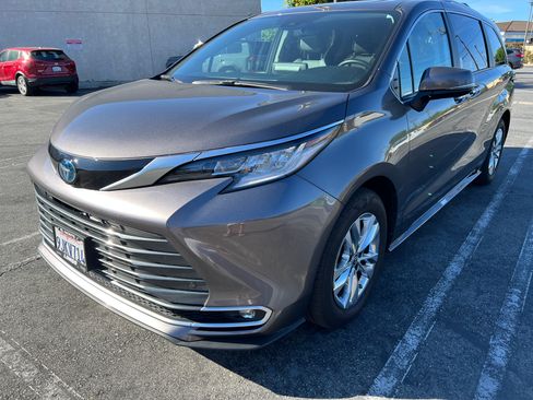 Used 2023 Toyota Sienna Limited image 26