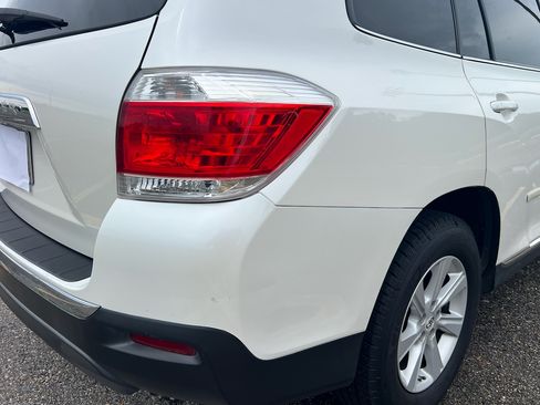Used 2012 Toyota Highlander FWD w/ Tech Pkg image 5