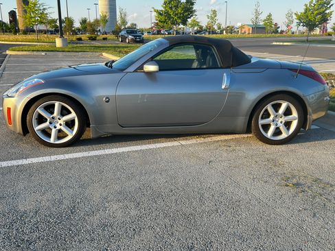 Used 2004 Nissan 350Z Touring RWD image 9