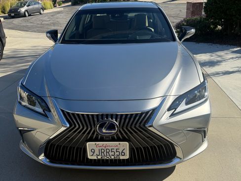Used 2019 Lexus ES 300h w/ Accessory Package image 5