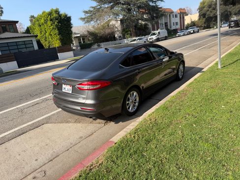 Used 2019 Ford Fusion SE image 2