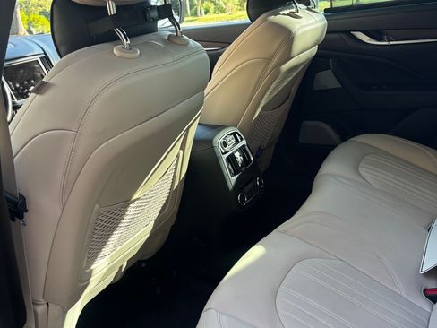 Used 2021 Maserati Levante GranLusso AWD/4WD image 6